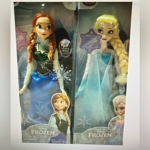 Disney Frozen Singing and light up Dolls - Anna and Elsa motion activated new